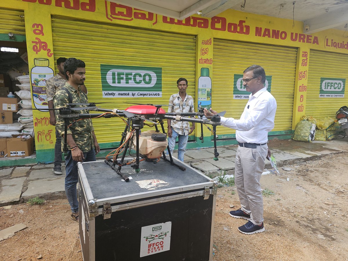 imbasu77's tweet photo. With drones covering 20-30 acres a day, farmers are saving both time and labour costs. This technology is revolutionizing agriculture right at the village level! 🚜💪 The future of farming is here! 
Promote this talent @revanth_anumula sir. 

#DroneServices #Technology #IFFCO
3/3 https://t.co/WcFf77Qju7