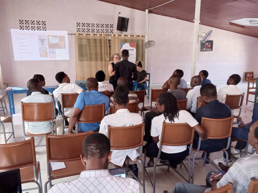 EcoleSSJT's tweet image. At @EcoleSSJT , we're committed to delivering quality education through expert trainers. On Sept25th, 2024, in collaboration with #ProgrammeCLÉ, we hosted a professional development session for our trainers to enhance their skills and knowledge, ensuring excellence in teaching.