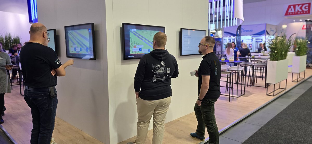 TWeinlein's tweet photo. Let the show begin 🥳

Bei #Spitzke dürfen wir uns im Oberbau und Elektrifizierung versuchen.

Ganz grossen Dank an Mara von #AllianzProSchiene für das organisieren des heutigen Tages ❤️

#TRAINfluencer #DBCCH #DBCargo https://t.co/piul8Naht3