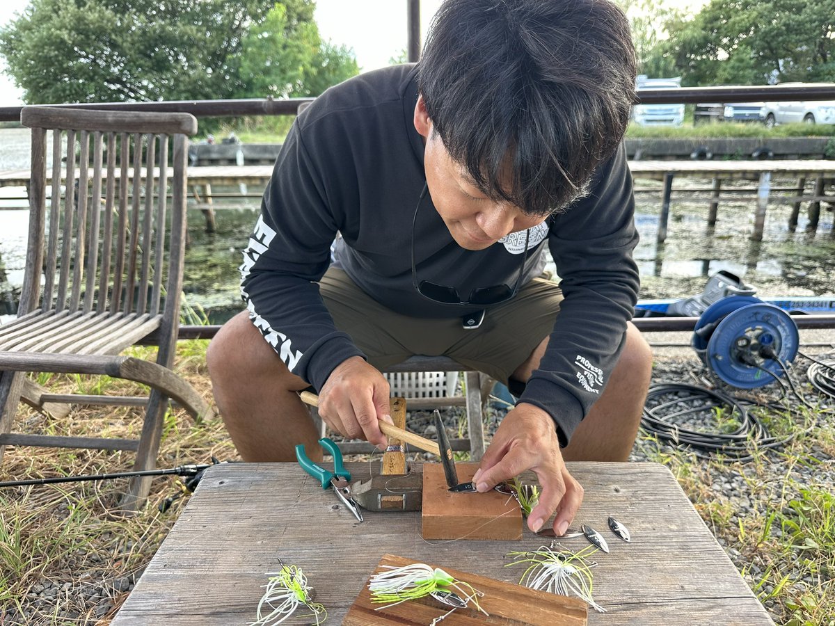 OKguide's tweet photo. 今日はEGルアーテスト！
ダイメタルにミリ単位の調整をお願いして困らせてます👍笑
ダイメタル「ミリ過ぎるやろ‼️」だってー☺️
でもこうして釣れるルアーは生まれる✨ https://t.co/EvqgqL3hzt