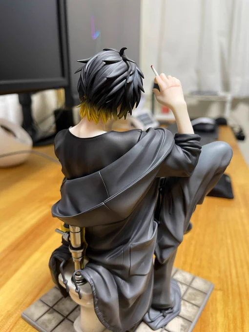 ネイティブ製のトワフィギュア開封した〜!!今回も細部までこだわりが感じられて大満足…!便器の蓋ちゃんと開閉出来るの笑っちゃった、天才 