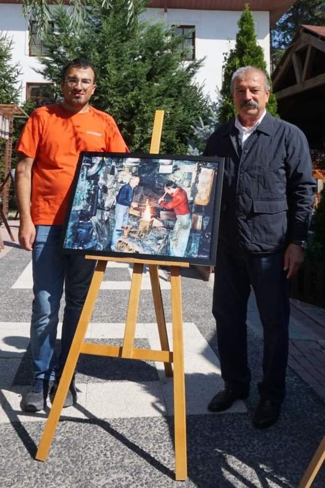 "Ahilik Haftası" kapsamında, Sabri Çiçekci ve oğlu Kutay Çiçekci'nin fotoğraf sergisi, geçmişten günümüze kaybolan el sanatlarının önemini vurgulaması dikkat çekti. Sergide, Sabri Çiçekci'nin ustalığı ve Kutay Çiçekci'nin genç bakış açısıyla oluşturduğu eserler bir araya geldi.