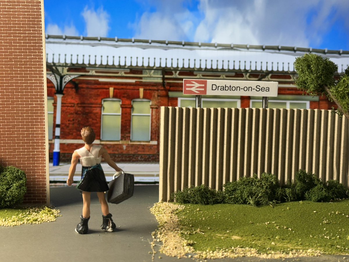 Miniature photography for <a href="/spoonspeakerman/">SpoonSpeakerMan</a> music video 🎥 #BargainBinBowie