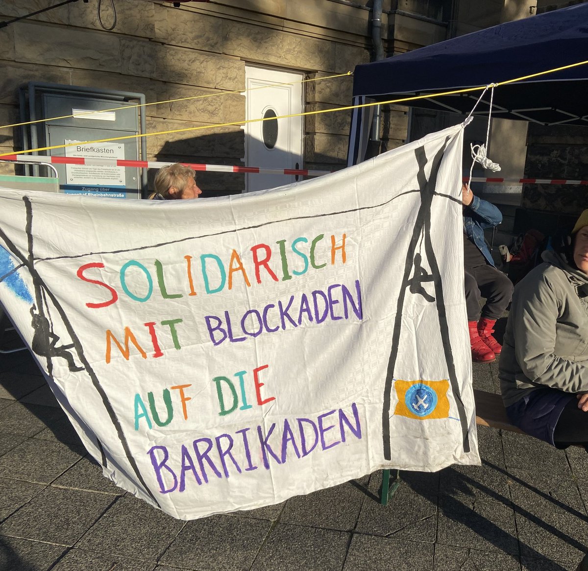 BlockNeurath's tweet image. Heute stehen wir mal wieder vorm Landgericht Mönchengladbach zu einer weiteren Runde Berufungsprozess gegen Aktivisti von #BlockNeurath (ihr erinnert euch vielleicht noch,  2021 wurde da während der COP ein Kohlekraftwerk blockiert und musste teils abgeschaltet werden.)