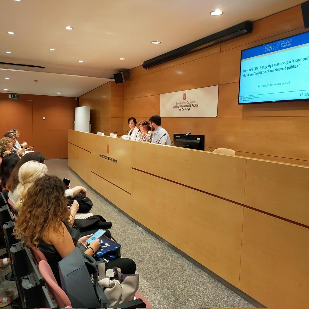 🟢 Tot a punt a Zoom i a la nostra sala d’actes per començar la jornada de la Revista de Llengua i Dret 2024 #RLDeapc ‘Del #LlenguatgePlaner cap a la #ComunicacióClara en l’àmbit de l’#AdministracióPública’. Us n'aproparem un tast a través d'aquest fil 🧵 #publicacionsEAPC