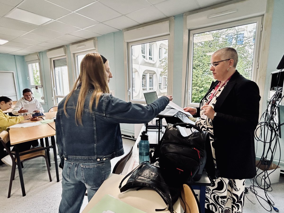 International INSPÉ Lille HdF (@ri_inspe_lille) on Twitter photo 🥳plus d'une quarantaine d'étudiants de l'<a href="/INSPE_Lille/">INSPÉ Lille HdF</a> ont participé hier à la dictée des langues pour la #journeeeuropeennedeslangues 🇮🇹🇩🇪🇬🇧🇪🇸
#LanguesPourLaPaix
👉Comme eux, essayez la dictée multilingue ou d'autres évènements ici : education.gouv.fr/journee-europe…… 🥳plus d'une quarantaine d'étudiants de l'<a href="/INSPE_Lille/">INSPÉ Lille HdF</a> ont participé hier à la dictée des langues pour la #journeeeuropeennedeslangues 🇮🇹🇩🇪🇬🇧🇪🇸
#LanguesPourLaPaix
👉Comme eux, essayez la dictée multilingue ou d'autres évènements ici : education.gouv.fr/journee-europe……