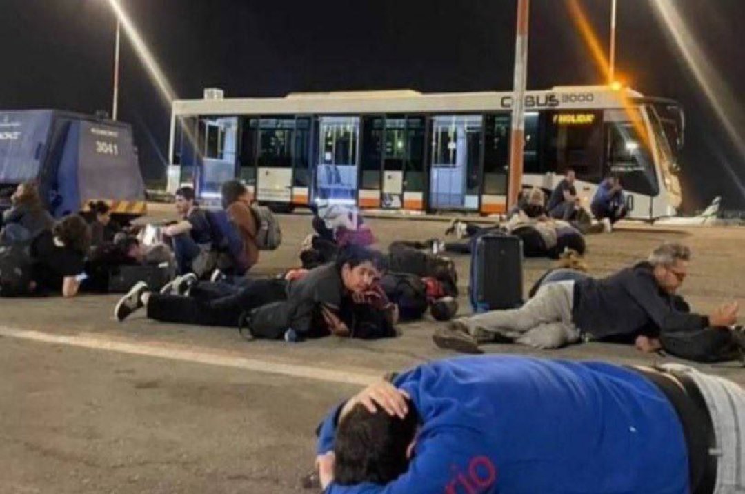 وبينما انت نائم ومرتاح من الضجيج في فراشك يهرع 2 مليون مستوطن يهو د ي في تل أبيب للملاجئ تحت الأرض ؟!
لله درك يايمن لله درك يالحوثي فخر للعرب والعروبة 🔥✌️اللهم انصر الإسلام والمسلمين وكسر شوكت الظالمين أعداء الدين