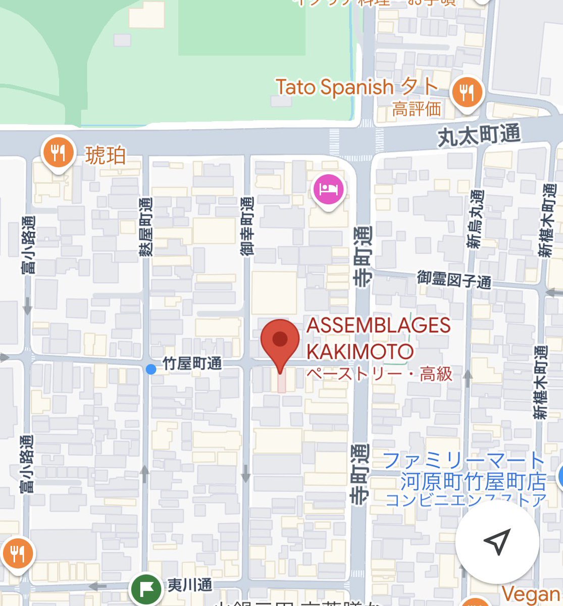 whitekurosuke's tweet photo. #今日のおやつ は竹屋町通りの一見、ただの町屋にしか見えないケーキ屋さん、#ASSEMBLAGESKAKIMOTO のサヴァランというケーキです。洋酒の量を自分で調節する為かスポイトが突き刺さってるのが面白い。イートインもあり、お店の口コミなどを見るとフランベなどしてくれるようで色々映えるお店ですね。 https://t.co/gsnYNX7gCt