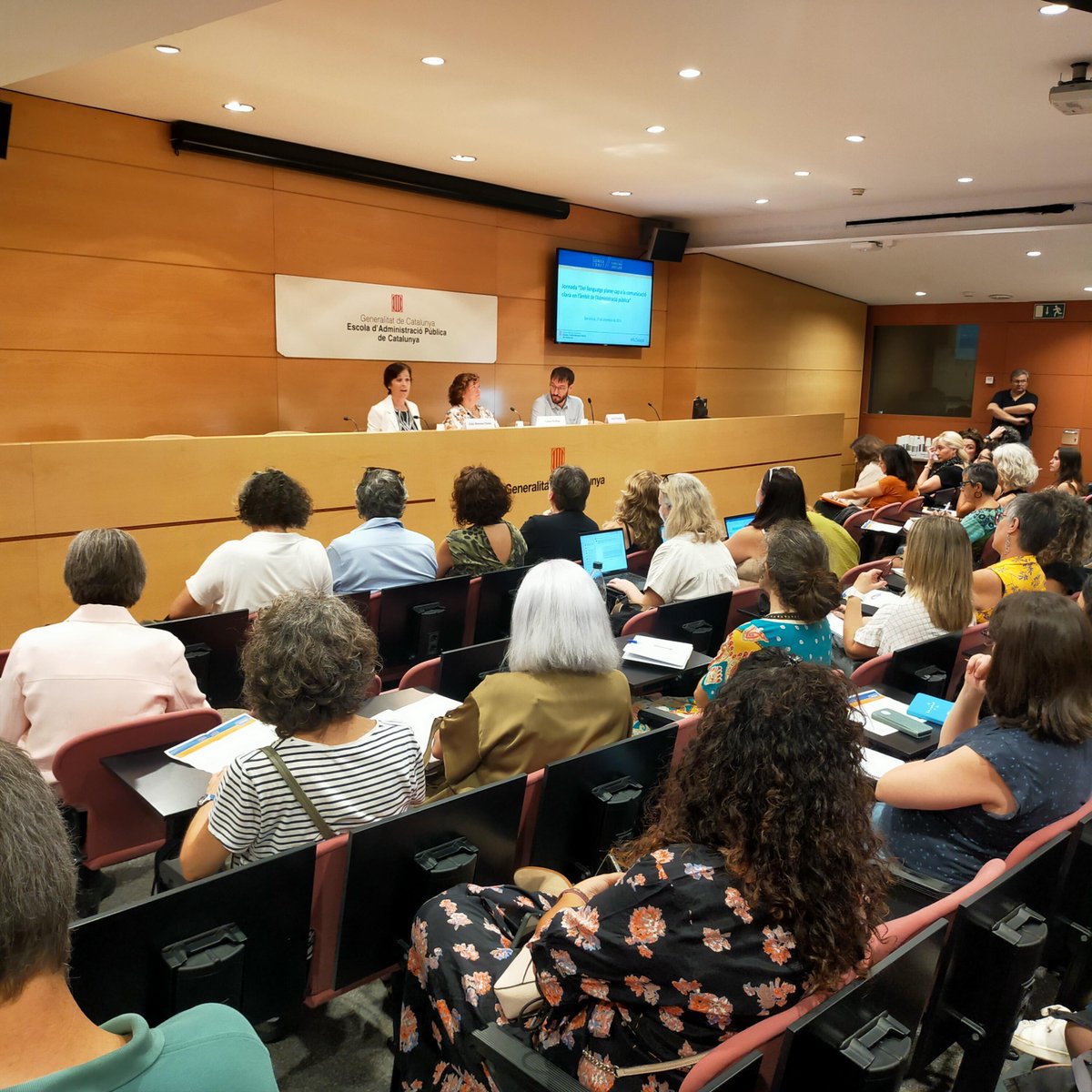 <a href="/ictlogist/">Ismael Peña-López</a> <a href="/aflorsmas/">Avel·lí Flors Mas</a> <a href="/OnaDom/">Ona Domènech</a> <a href="/Mar_Forment/">Mar Forment</a> <a href="/h_saggion/">Horacio Saggion</a> <a href="/criscarretero1/">Cristina Carretero G. 🌐</a> <a href="/emontoliod/">Estrella Montolío</a> <a href="/FMCmunicipis/">Federació Municipis</a> <a href="/ACMunicipis/">Associació Catalana de Municipis</a> <a href="/IVAP_eus/">IVAP Euskadi</a> <a href="/governobertcat/">Govern obert</a> <a href="/llenguacatalana/">Política Lingüística</a> <a href="/iec/">IEC</a> <a href="/juristeslocals/">Juristes Locals</a> <a href="/conselladvocat/">Consell de l’Advocacia Catalana</a> <a href="/Forumadvocacia/">Fòrum Advocacia de la Generalitat</a> <a href="/publicacionscat/">Publicacions de la Generalitat de Catalunya</a> <a href="/gencat/">Generalitat de Catalunya</a> <a href="/diba/">Diputació de Barcelona</a> <a href="/DiputacioGirona/">Diputació de Girona</a> <a href="/DiputacioLleida/">Diputació de Lleida</a> <a href="/Dipta_cat/">Diputació de Tarragona</a> <a href="/Dret_UB/">Facultat de Dret UB</a> <a href="/Dret_UAB/">Facultat de Dret UAB</a> <a href="/DretUPF/">Dret UPF</a> <a href="/juridiquesURV/">Facultat de Ciències Jurídiques - URV</a> <a href="/FDET_UdL/">Facultat de Dret, Economia i Turisme de la UdL</a> 🚀 Comencem! Intervenen la dir. gral. Ester Manzano, la subdir. gral. <a href="/27epla/">Eulàlia Pla</a> i el dir. de l'#RLDeapc <a href="/aflorsmas/">Avel·lí Flors Mas</a> que donen la benvinguda als prop d’un miler (!) d’inscrits en format híbrid. Senyal de l’interès que desperta aquest àmbit en totes les esferes de l’Administració