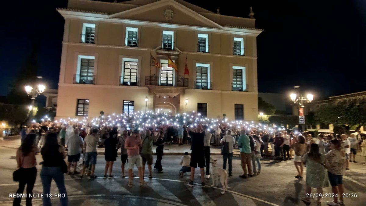 Ruego a <a href="/levante_emv/">Levante-EMV</a> que modifique la noticia sobre la marcha vecinal de Paterna. Pese a que acudió una periodista, la cual pudo comprobar la participación de +450 personas, en su versión digital indican que solo acudieron 80 vecinos y en su versión en papel 70.