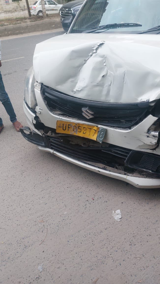 AbhiPathak1986's tweet photo. @CeoNoida @tejpalnagarMLA @noidatraffic 
Please consider this as high priority request for closure of cut in front of Gulshan Bellina Society (G. Noida West). This cut is welcoming for some major accidents. We have seen such today morning. But thank God nothing major injuries https://t.co/Jycyre2omC
