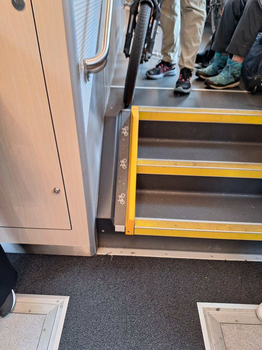 CycleAEurope's tweet photo. . @unsereOEBB so "können bequem über eine Fahrradrampe erreicht werden." Die "bequeme" Fahrradrampe... Es ist wirklich enttäuschend wie mit den neuen RJs die Fahrradmitnahme umgesetzt wurde. Es benötigt dringend Nachbesserungen. https://t.co/N2svjlmXHG