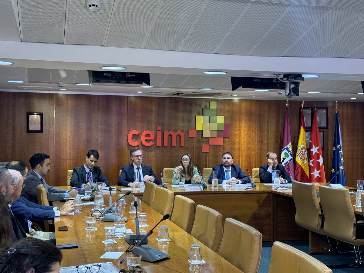 📍 En la #JornadaCEIM sobre incentivos fiscales para el fomento de la inversión en I+D+i.

🗣️Fernando Gómez, pdte de la comisión de asuntos fiscales de <a href="/_CEIM_/">𝗖𝗘𝗜𝗠</a>.

🗣️Raúl Natividad, pdte de la comisión de innovación, digitalización y sociedad de la información de #CEIM.

Con la