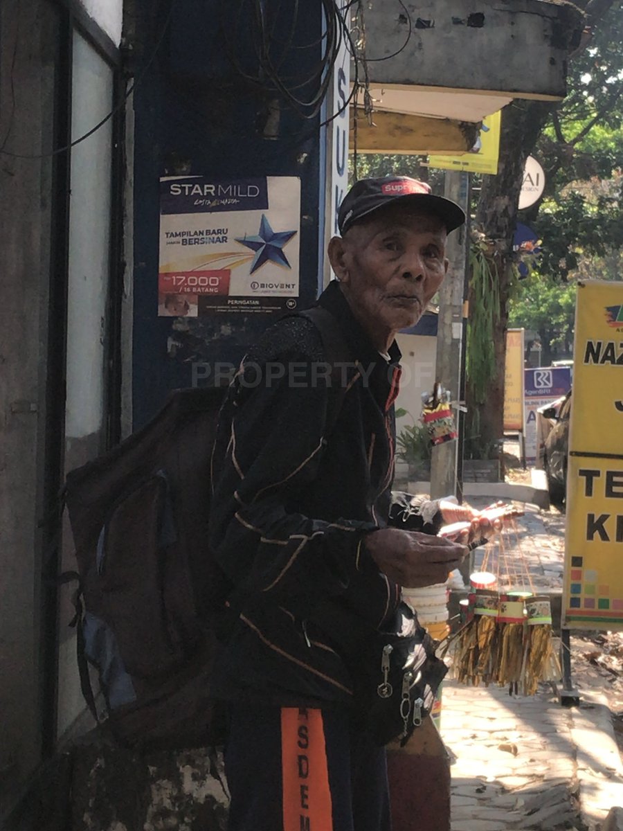 ayokitapeduli_'s tweet photo. Bingung dan khawatir, itu lah yang Abah Omor rasain sekarang. Harus kemana lagi beliau cari biaya untuk pengobatan istrinya yang sakit stroke? Selama 6 bulan beliau cuman bisa rawat istrinya di rumah dan gak bawa ke dokter karena terhalang biaya. https://t.co/mFmdXCAXZ1