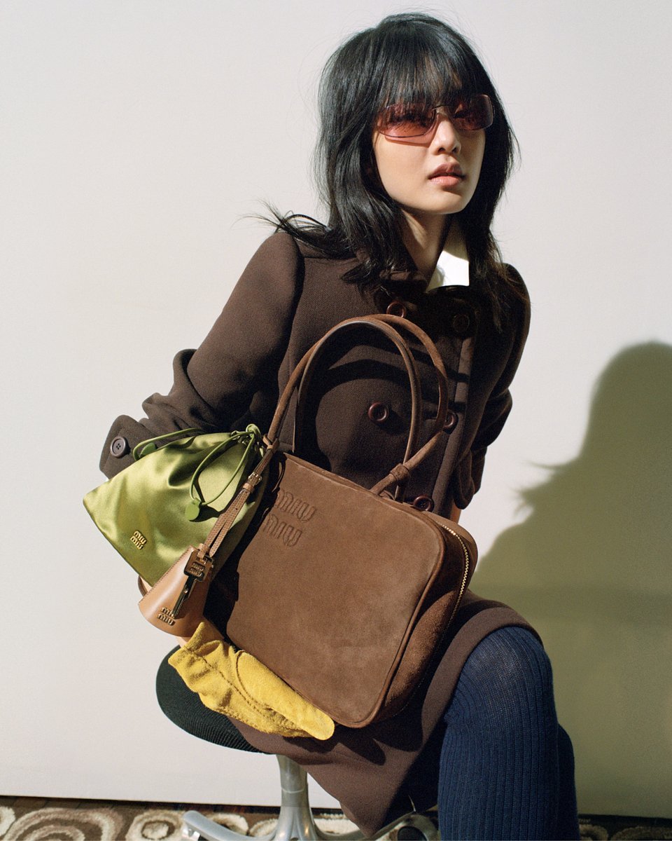 MIUMIUofficial's tweet photo. A spirit of freedom and individuality.

Featuring Minnie, wearing the Beau bag.  
Photographed by Zoë Ghertner.
Creative direction by Edward Quarmby.
Styled by Lotta Volkova.
https://t.co/npMQCJggDB

#MiuMiu
#MiuMiuFW24 https://t.co/QxxdNQIiBo