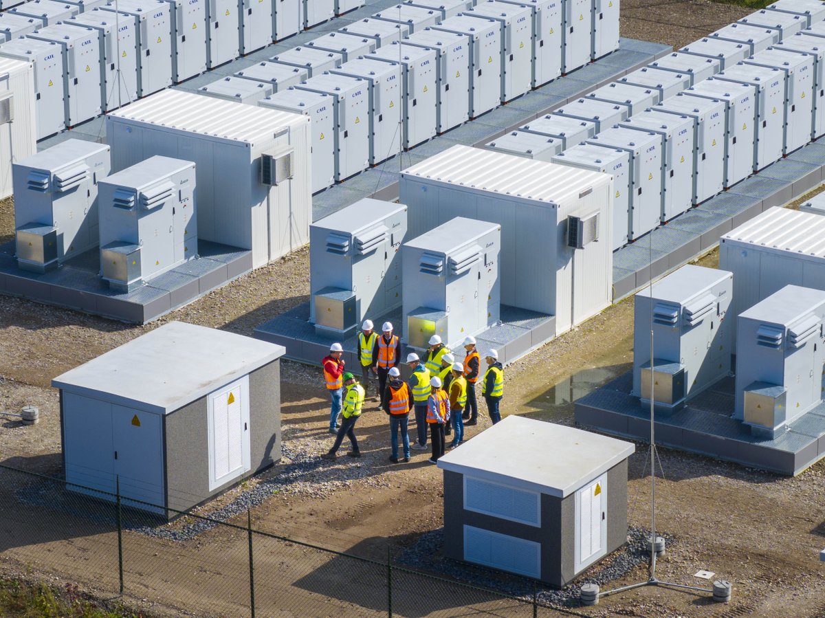 PowerField_'s tweet image. Gisteren openden wij ons eerste #energieopslagsysteem van 52 MWh, samen met @Enexis! Met ons #zonnepark van 28 MWp vormt dit de grootste ‘co-locatie’ van Nederland, waarbij opwek en opslag van zonne-energie gecombineerd worden ☀️🔋  Lees meer: eu1.hubs.ly/H0cG8ht0