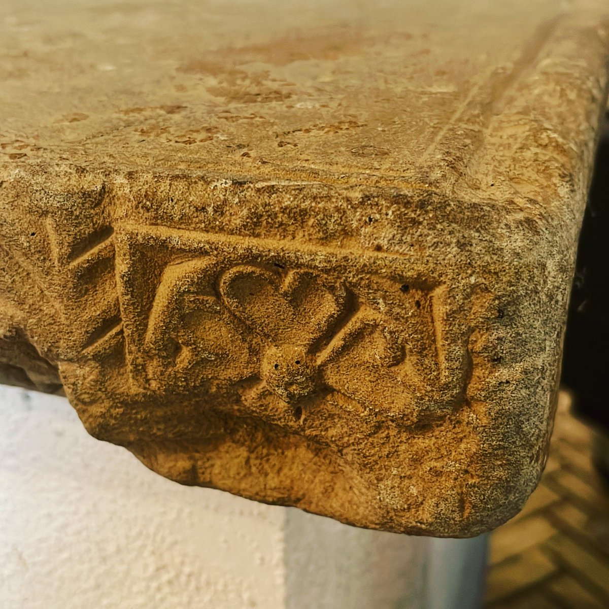 In Britain, fragments of at least 30 stone tabletops have been found. Concentrated in the Southwest, the tables are usually discovered in villas and town sites. Rockbourne is special for drawn circles and sections of circles on top. #FindsFriday #FurnitureFriday #RomanBritain
