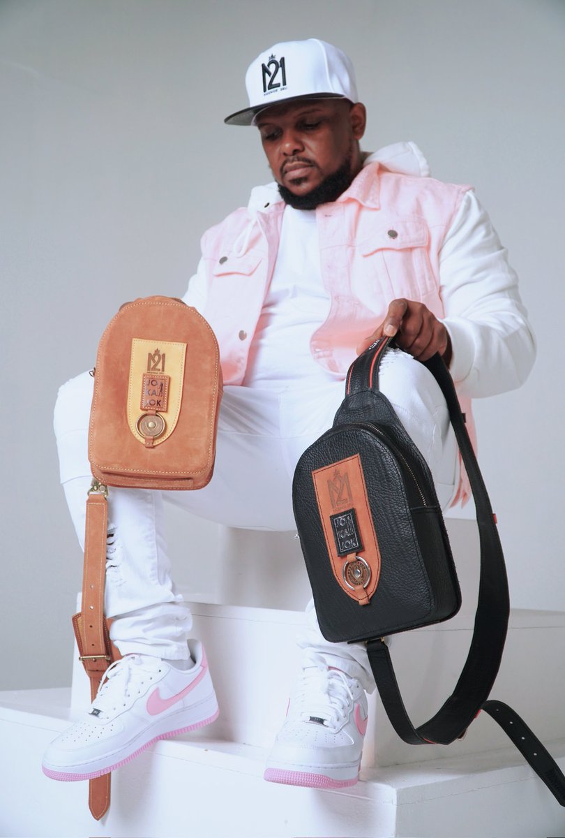 Noninimgenge2ru's tweet photo. Ukiwa na hizi Mali safi za @jokajokleather Collab ajab na #Mgenge2ru ngumu Sana kugongewa! 🔥🔥🔥 @Teddjosiah #UBUNTU #Nifurahiday https://t.co/OsVM2ua2wx