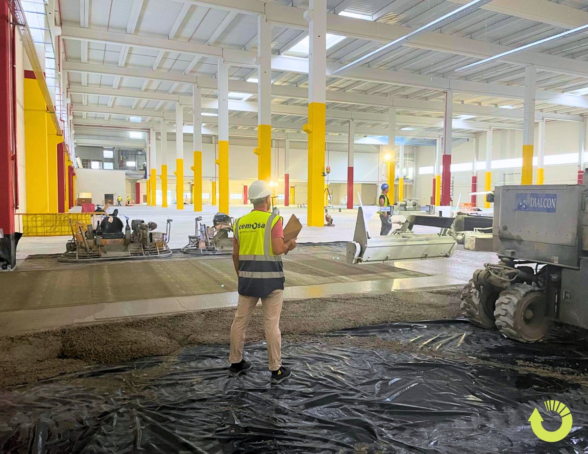 ¡Avanzan los trabajos para el nuevo #centrologístico de @Amazon en #Málaga!🏗️

En CEMOSA estamos realizando probetas de hormigón de la solera de cimentación de esta nueva nave logística🧱, asegurando el máximo nivel de #controlcalidad ✅

#CEMOSA #ControlCalidad #Laboratorio