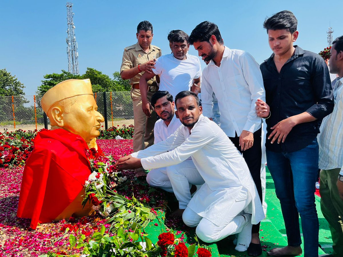 yadavsaurabh390's tweet image. नौजवानों, किसानों की है यही माँग 
धरती पुत्र को मिले भारत रत्न का सम्मान ….

#नेताजी_को_भारतरत्न