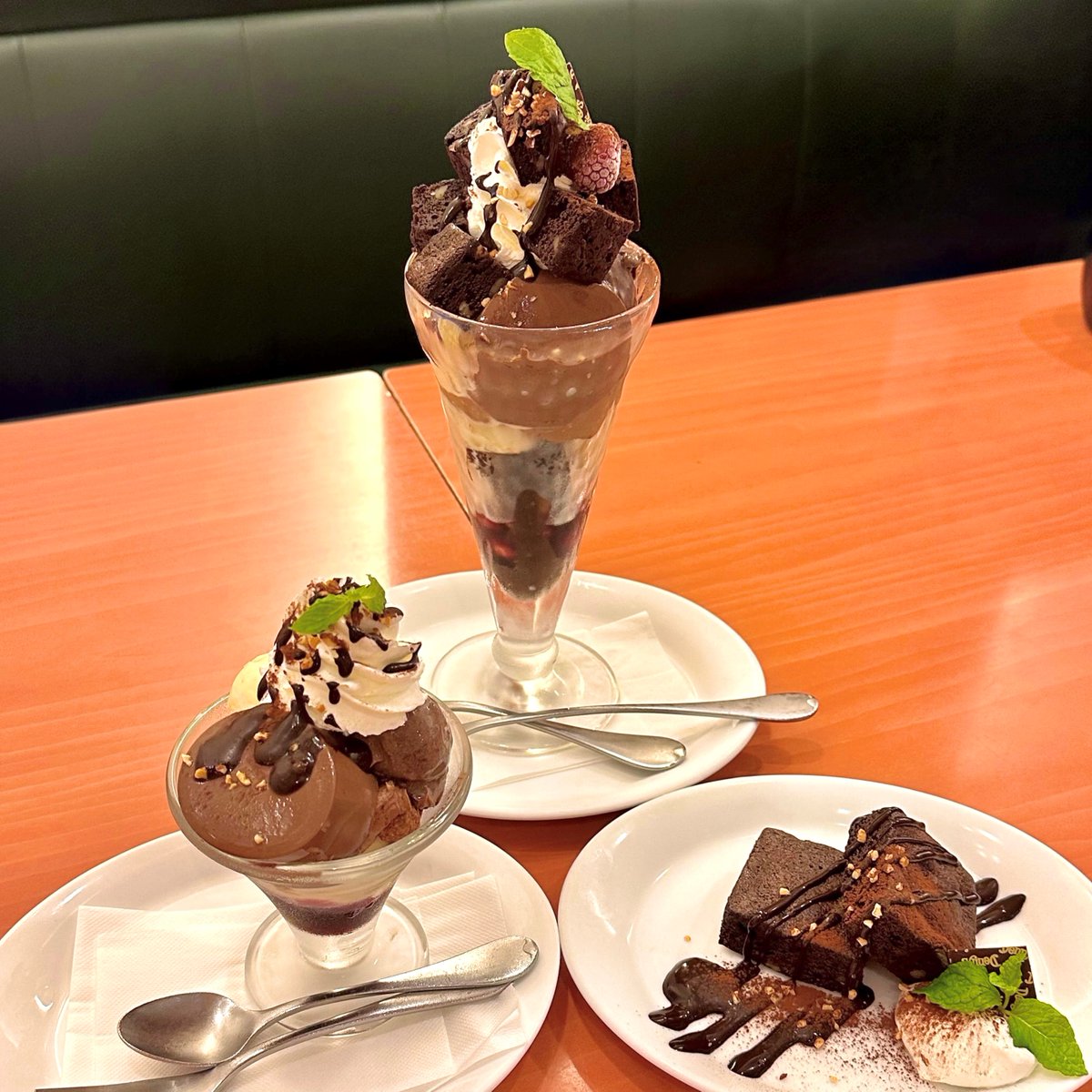 ╭━━━━━━━━╮ 定番デザートが リニューアル🍫 ╰━━━━v