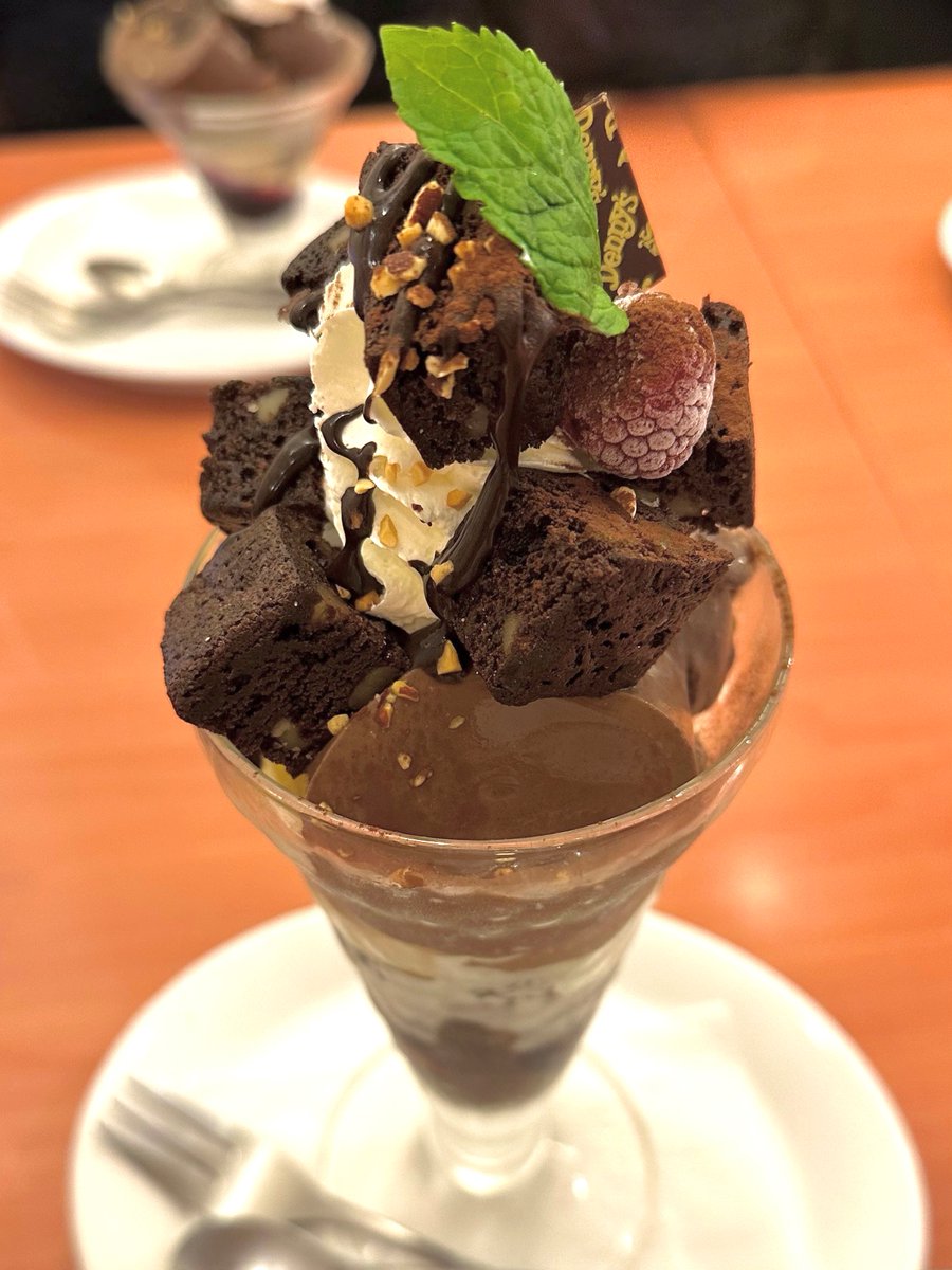 ╭━━━━━━━━╮ 定番デザートが リニューアル🍫 ╰━━━━v