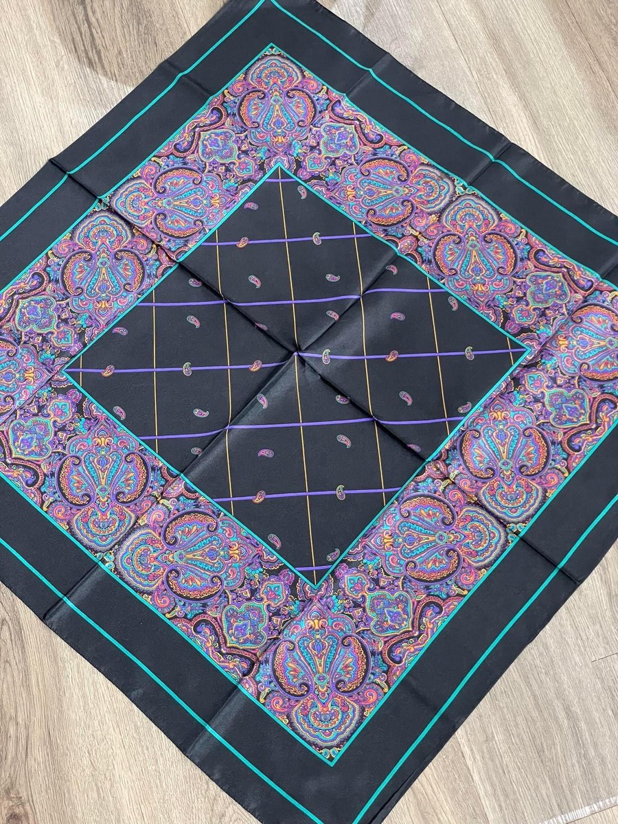 Khăn lụa hoạ tiết size 85cm, mới 98% -  129k