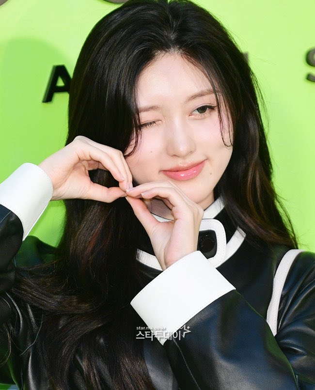 falling_gaeulmx's tweet photo. 📸🐿 Star Mk
#IVE #아이브 #アイヴ
#ガウル #가을 #GAEUL
#kimgaeul
#gaeulive https://t.co/WcY9nEpOn2
