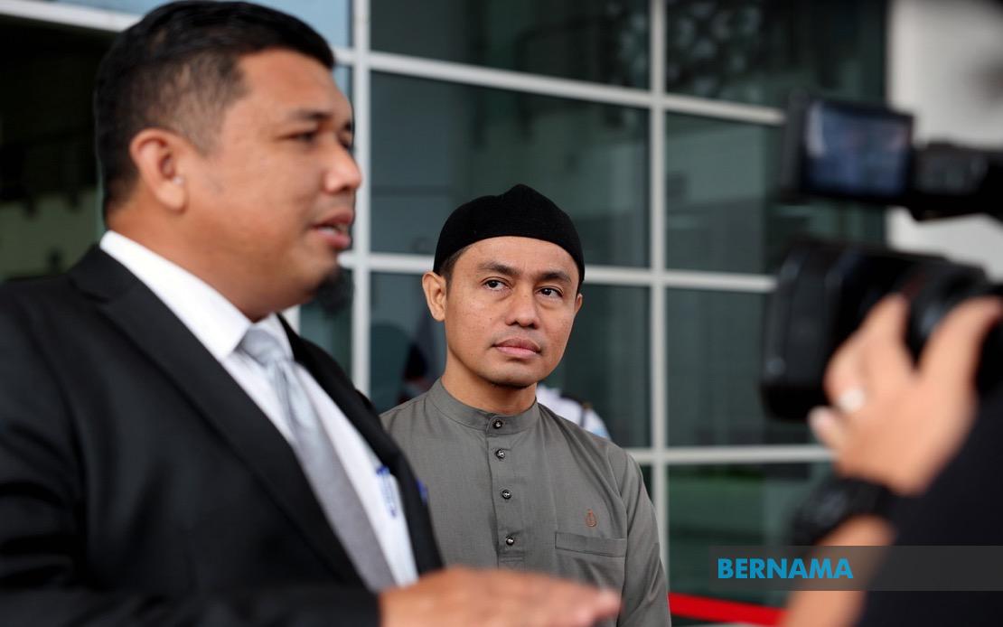 bernamadotcom's tweet photo. [TERKINI] PU Azman dipenjara 24 tahun dengan dua sebatan selepas didapati bersalah melakukan amang seksual fizikal terhadap seorang remaja 17 tahun

#BernamaNews https://t.co/LtKbIN38D2