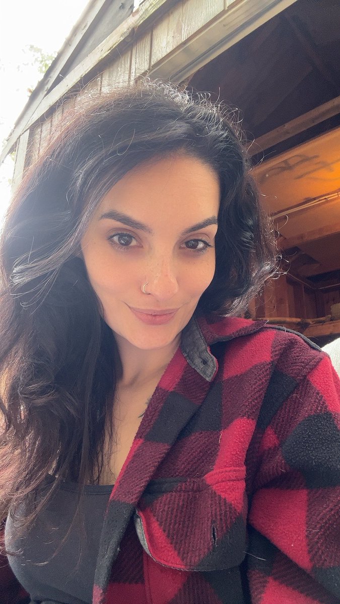 misslonewolff's tweet photo. Loveee me some flannel 🤭😍 https://t.co/lzOmN5WYC3