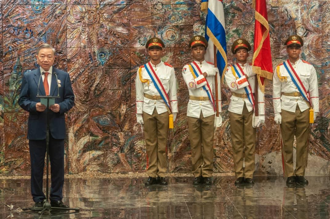 El Primer Secretario del Comité Central del Partido y Presidente de la República de #Cuba, <a href="/DiazCanelB/">Miguel Díaz-Canel Bermúdez</a> condecoró al Secretario General del Partido Comunista y Presidente de Vietnam, To Lam con la Orden José Martí, la más alta distinción que otorga el país.