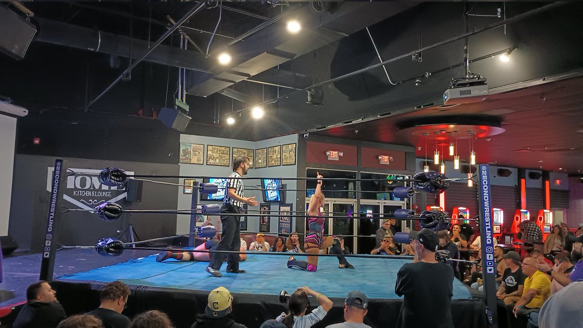 Cjellio's tweet image. Shazza got herself an up👍
Simon Miller's junk? 👎 Ouch 
Wild that this match happened
#SplitDecision