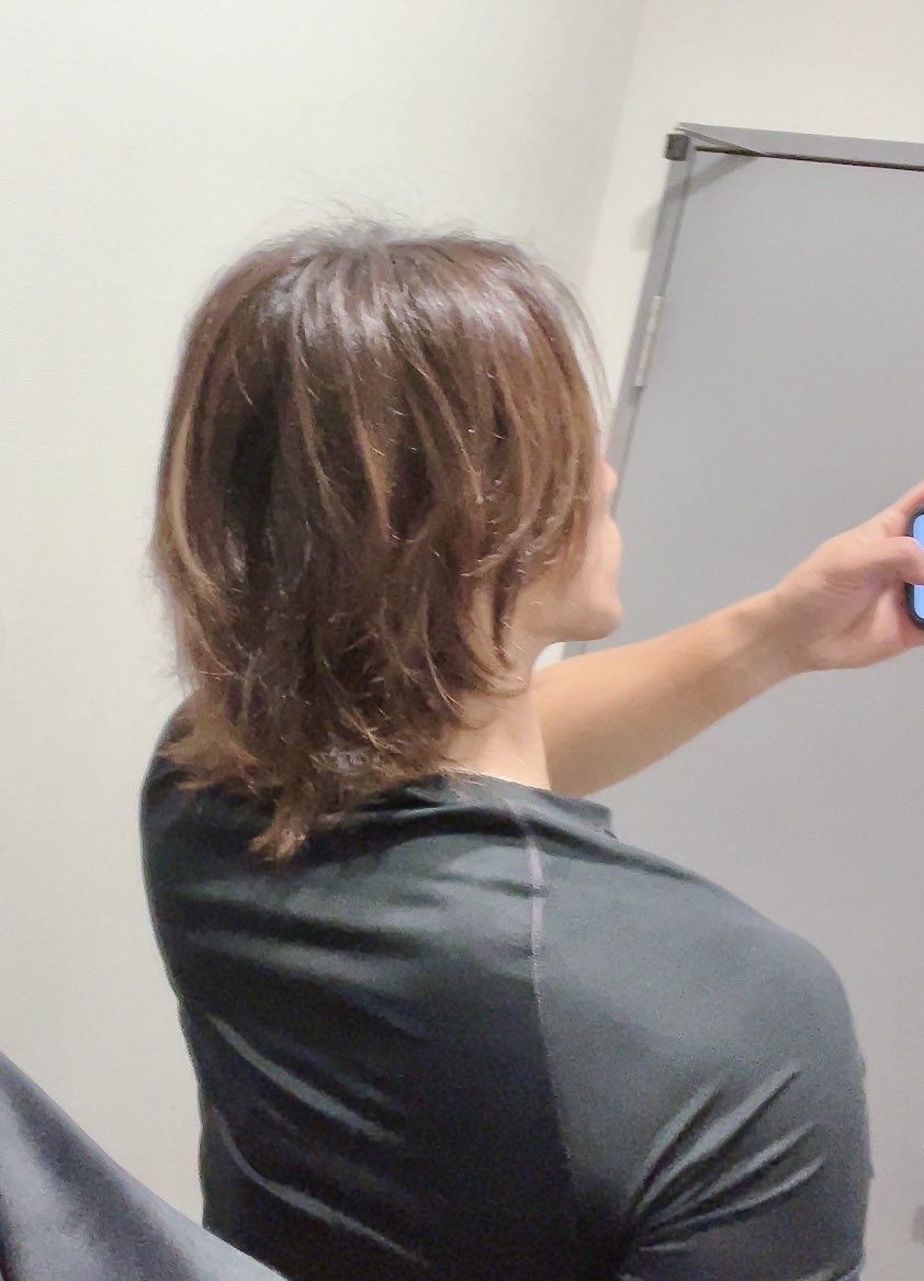 めちゃくちゃ髪伸びたなぁー。
色汚ねえなぁー。笑