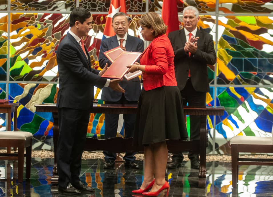 #Cuba y #Vietnam firmaron siete instrumentos de cooperación, la ceremonia estuvo presidida por el Primer Secretario del CC PCC y Presidente de la República, <a href="/DiazCanelB/">Miguel Díaz-Canel Bermúdez</a> y el Secretario General del Partido Comunista y Presidente de Vietnam, To Lam.