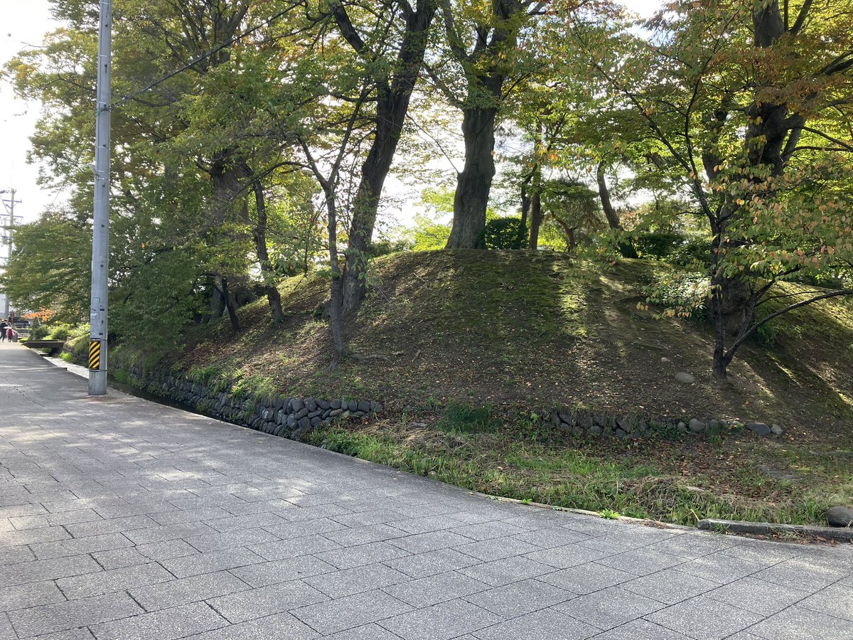 usakichi_net's tweet photo. 長野県佐久市の伴野城跡です。鎌倉時代、伴野荘の地頭となった小笠原(伴野)時長によって築かれました。
天正十一年に依田信蕃の兵火��より落城しましたが、主郭だけは残ったため、江戸時代は官庫や陣屋、岩村田藩出張所として明治維新まで利用されていたそうです。 https://t.co/9GVBHGZp0d