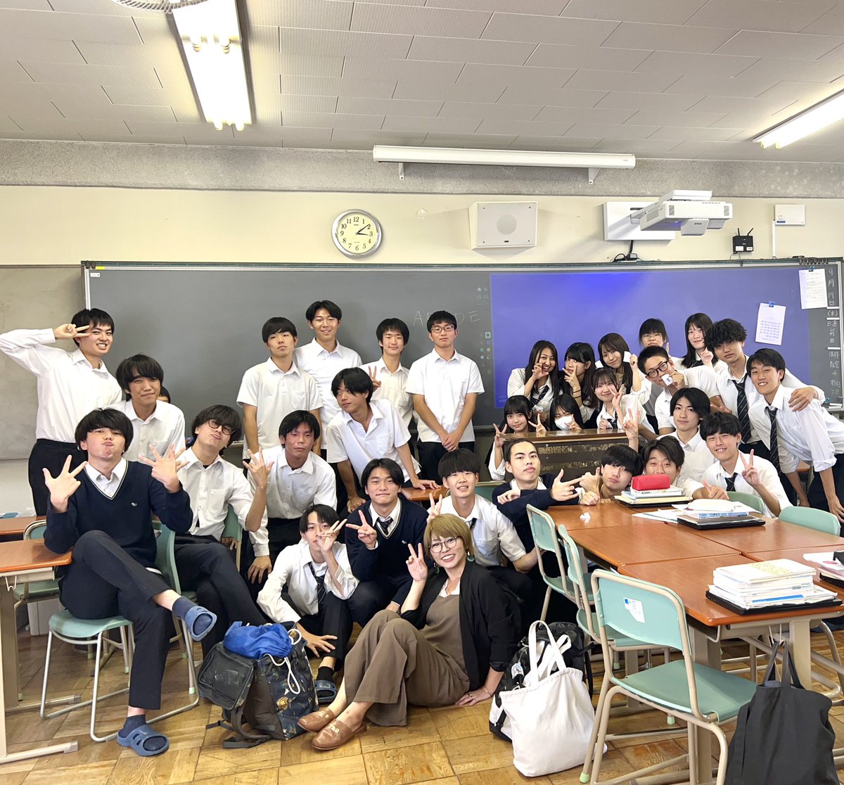 timedeviation's tweet photo. 桜塚高校の探求授業4週連続授業
起業や大学就職に一生使えるプレゼン
次回最終回プレゼン大会!
生徒同士で投票!優秀賞5名
超楽しみです!毎回盛り上がるのがワードウルフ笑 色んなクラスから参加してくれてるので横の繋がり作りや人柄がわかってめちゃくちゃいいゲームw https://t.co/T6rOdYEiyA