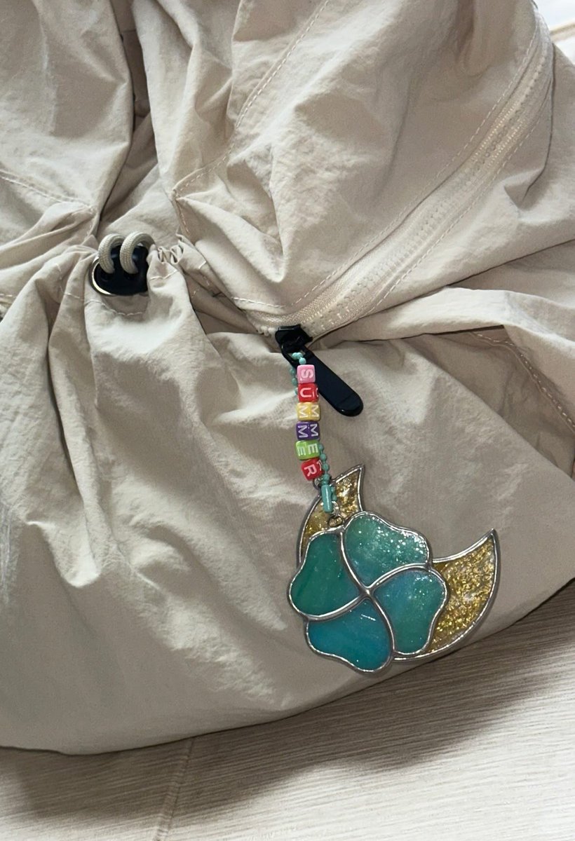 Gyulz's tweet image. POV: Datang pagi-pagi ke kelas. 📚🎒 Bangku-bangku kosong menunggu diisi dan cahaya matahari masuk perlahan melalui jendela— menandakan hari baru dimulai. Kalian tim yang masih sekolah dan menikmati momen seperti ini, atau tim yang merindukan masa-masa sekolah?