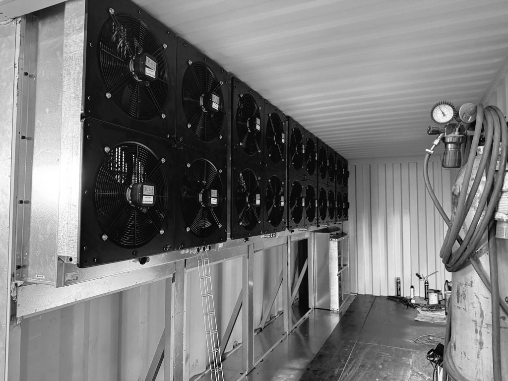 LukasPetricko's tweet image. Classic engineering always completes assembly. Of course it&apos;s secret, but it could be an energy gadget or even a secret super computer... ahem
#engineeringmatters