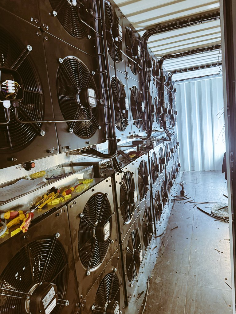 LukasPetricko's tweet image. Classic engineering always completes assembly. Of course it&apos;s secret, but it could be an energy gadget or even a secret super computer... ahem
#engineeringmatters