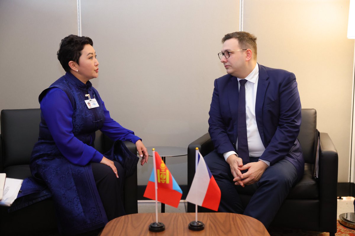 MongolDiplomacy's tweet photo. ГАДААД ХАРИЛЦААНЫ САЙД Б.БАТЦЭЦЭГ ЧЕХ УЛСЫН ГАДААД ХЭРГИЙН САЙД ЯН ЛИПАВСКИТАЙ УУЛЗЛАА.
🔗https://t.co/9A8zPHvZdP

MINISTER FOR FOREIGN AFFAIRS OF MONGOLIA H.E. MS. BATTSETSEG MEETS WITH MINISTER OF FOREIGN AFFAIRS OF THE CZECH REPUBLIC H.E. MR. JAN LIPAVSKÝ https://t.co/nMSuaOlK48