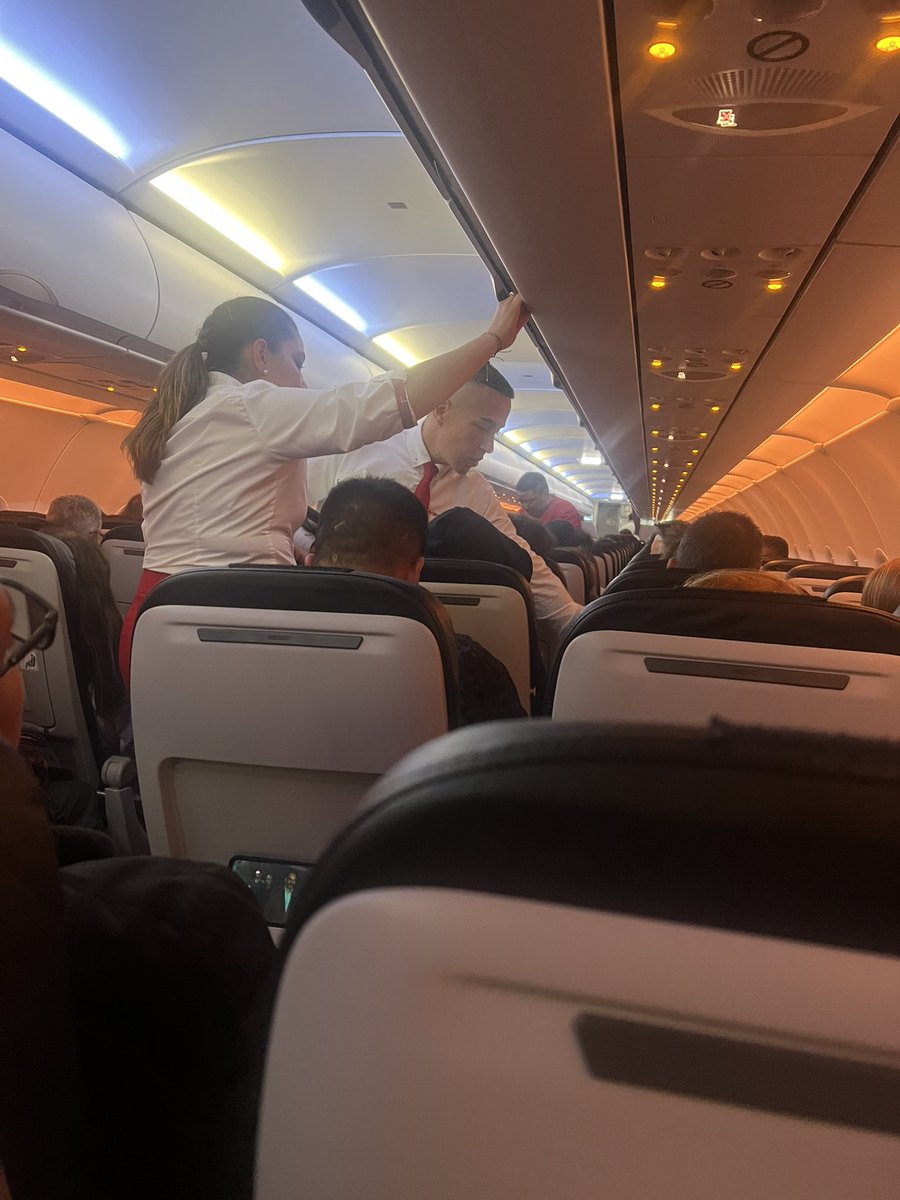 crispabra's tweet photo. @avianca Estamos en aeropuerto el dorado, 1,30 en la pista Encerrado con mucho calor y vendiendo en la pista Avianca no se preocupa de sus pasajeros solo le interesa vender “cafe del cielo” foto con sus comerciantes de cabina. Mal servicio Avianca Vuelo AV97 -4K4GSR https://t.co/xrB8kFW0CJ