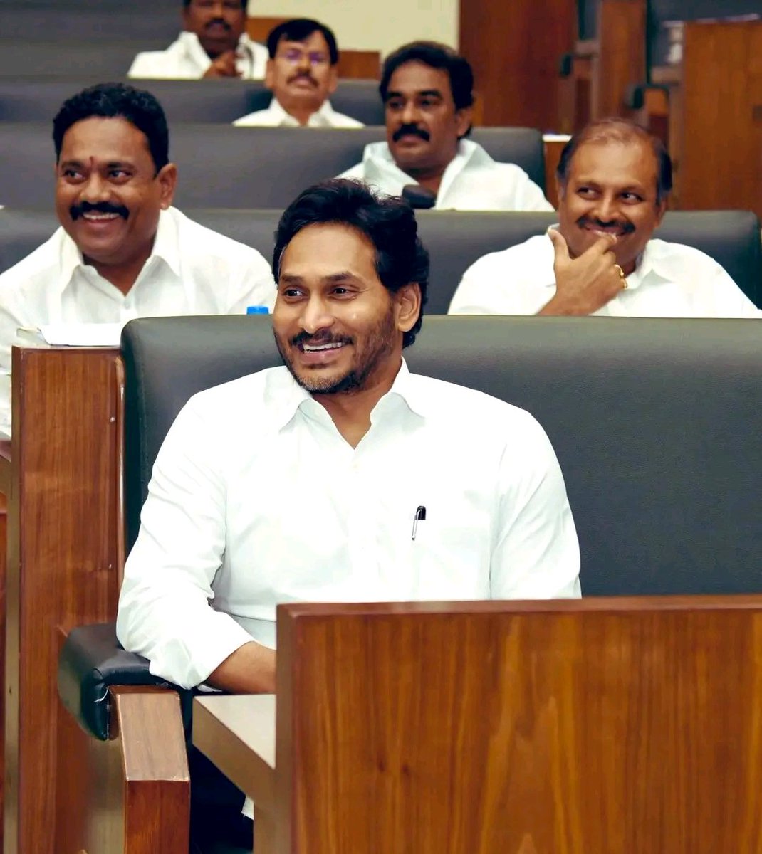 yeddula_re52190's tweet photo. యుద్ధం ముగిసింది ఓటమి చూసి సైన్యం అంతా చెదిరిపోయింది...
కాని
చివరి సైన్యం మాత్రం మరల యుద్దానికి సైన్యాన్ని సమీకరిస్తూ రాజుకు అండగా నిలిచే ప్రయత్నం చేస్తుంది.....💥
ఆ సైన్యానికి గెలుపు ఓటములు ముఖ్యం కాదు రాజు క్షేమం మాత్రమే ముఖ్యం...!!
జైజగన్!!
#BeWithLeader #YSRCP https://t.co/f0AjU0eCFL