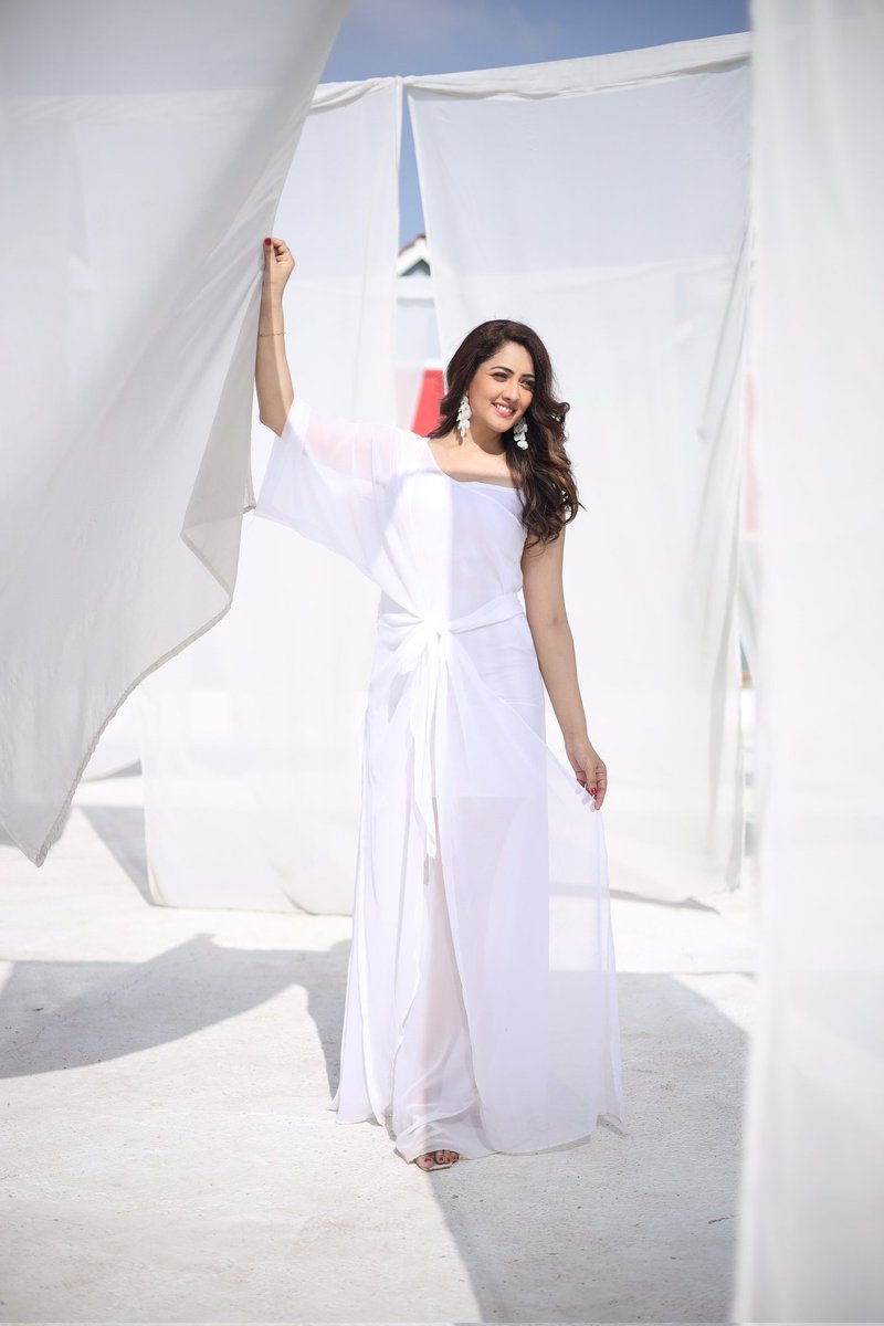Morning sunshine, gentle hues, and a whole lot of calm🥰💝

Location <a href="/setsinthecity/">Katherine Brock</a>.in 
Makeup and hair @rupesh_makeup
 @nilima.05 
Wordrobe @viiracouture

#MorningVibes
#WhiteBackground
#Photography
#Sunshine
#WhiteDress
#Style
#DesignerDress
#Fashion