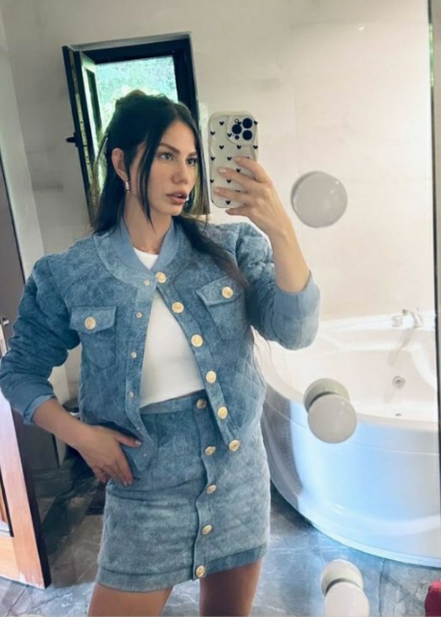 ¡ Feliz  viernes! 
Que  la felicidad  y la buena energía te acompañe todo  el día...
#DemetÖzdemir