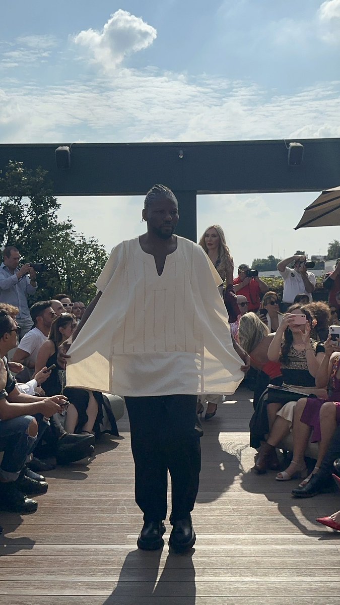 fabi_artetextil's tweet photo. #fashion week Milán !!! Promoción de textiles diseñados por #FabiolaCalvo creados por altos artesanos de valles centrales de Oaxaca ! Oaxaca para el mundo !! https://t.co/9NdZkqmCbQ