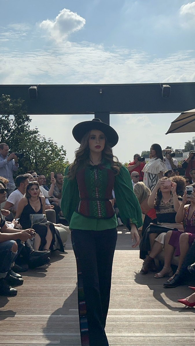 fabi_artetextil's tweet photo. #fashion week Milán !!! Promoción de textiles diseñados por #FabiolaCalvo creados por altos artesanos de valles centrales de Oaxaca ! Oaxaca para el mundo !! https://t.co/9NdZkqmCbQ