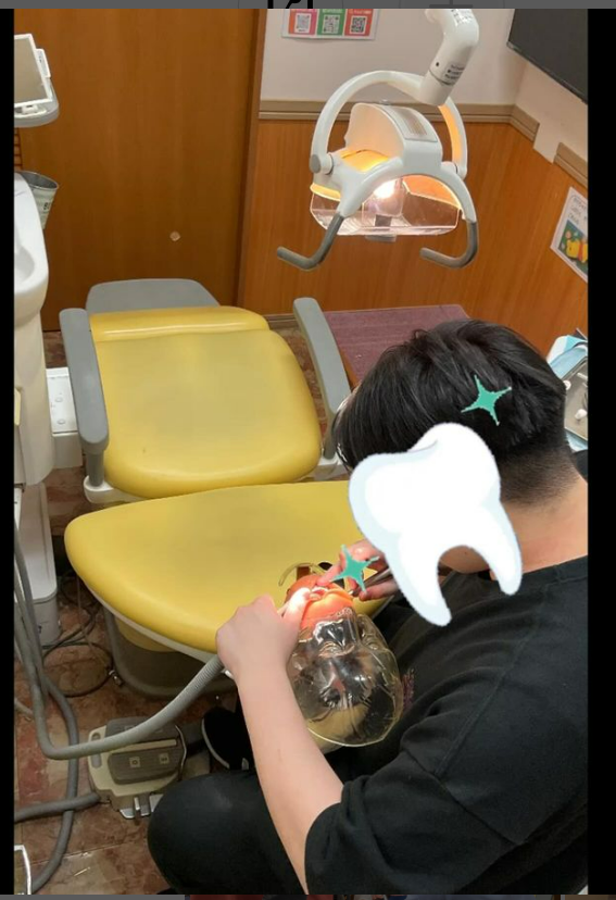 endodc's tweet photo. 研修医の先生が診療終わりに練習してました👏頑張って下さい！お先に失礼します🫡笑
 
#衛生士のたまご #歯科医師 #新卒
https://t.co/3m827soQcC https://t.co/k5CBBSgGrF