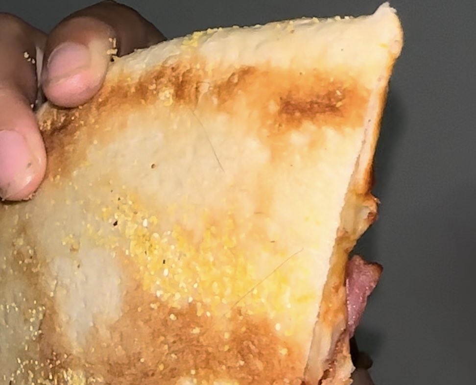cachitaCC's tweet photo. Tremendo pelo que me encontré en mi rebanada de pizza de @littlecaesarsmx @littlecaesars en la Sucursal de Boca del Río. 🤢 https://t.co/vW6mR9WeIG