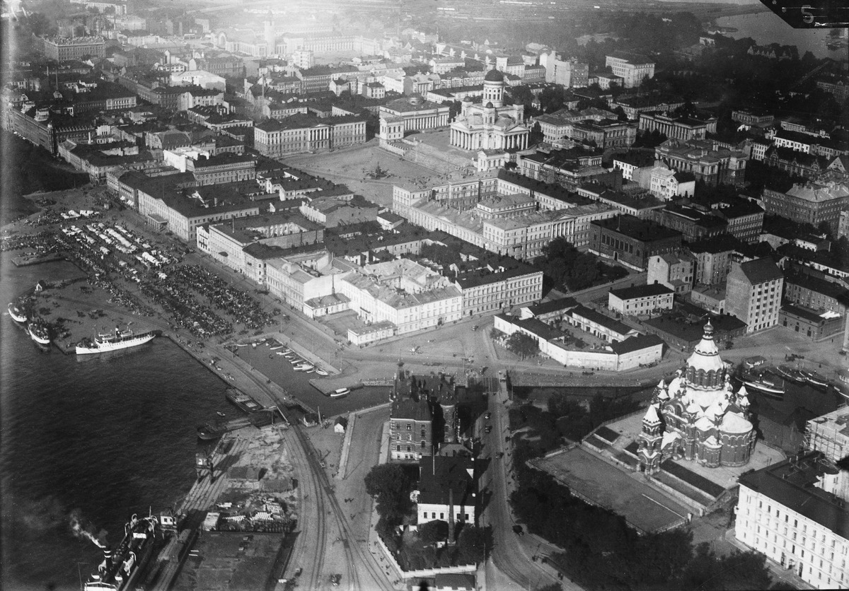 VappuIkonen's tweet photo. Pankkivaltuuston kokouksessa 27.9.1924 aiheena oli kuukausitarkastus. 
https://t.co/uWiW2TdAaJ 
Ilmakuva kauppatorilta ja Kruununhaasta 1920-luvulta, Helsingin kaupunginmuseo. https://t.co/B9wTEF0K5X