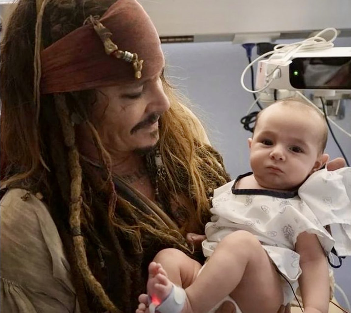 Sonia_Rose1's tweet image. Blessings to Johnny for bringing out #CJS & visiting the sick kids where I’m sure he made them smile 👏👏👏
#JohnnyDepp 
#JohnnyDeppIsALegend 
#CaptainJackSparrow